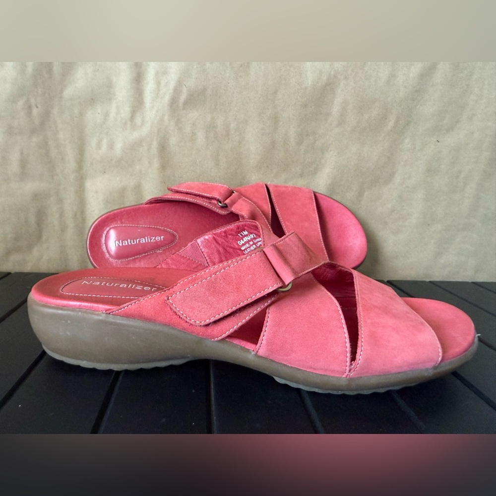 Naturalizer. Muted Red leather Size 11. Comfort sandal. Women’s Like new